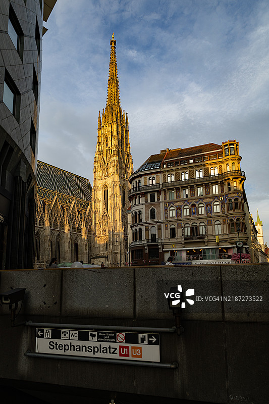 斯蒂芬广场的生机勃勃的城市生活与圣斯蒂芬大教堂图片素材