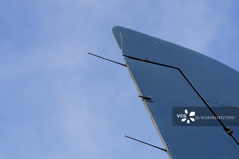 飞机尾部特写与天空背景图片素材