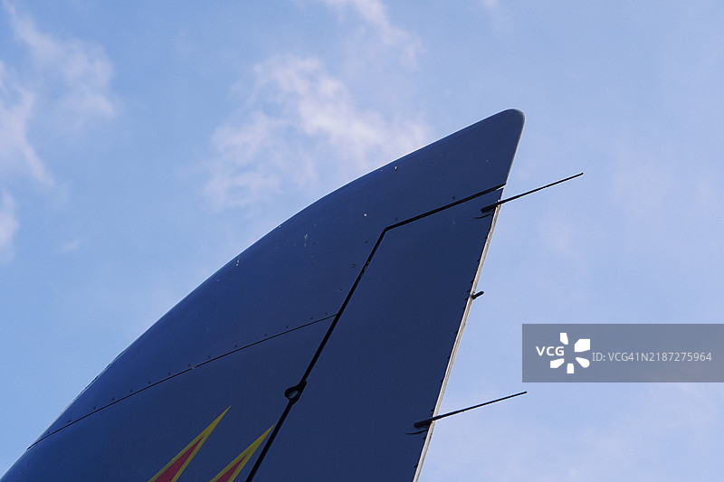 飞机尾部特写与天空背景图片素材