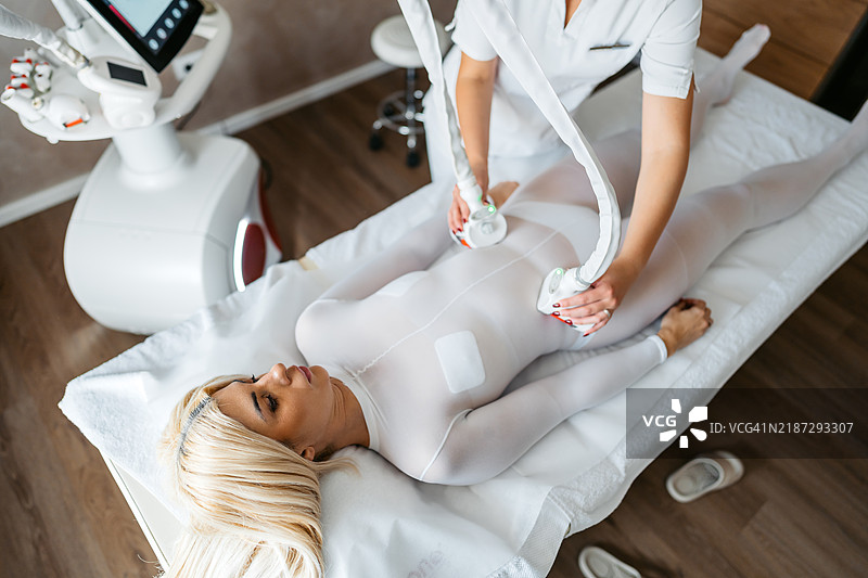 中年女性在腹部接受LPG按摩图片素材