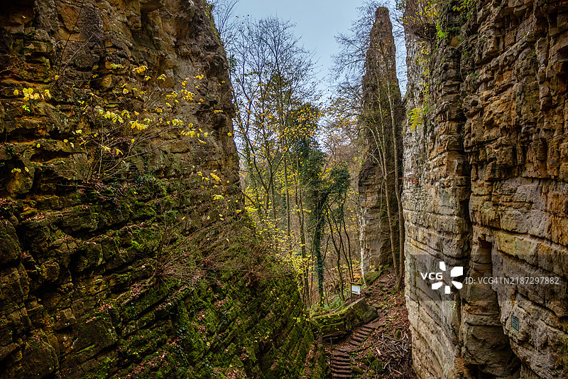 卢森堡埃希特纳赫至贝尔多夫步道上的卢普峡谷图片素材