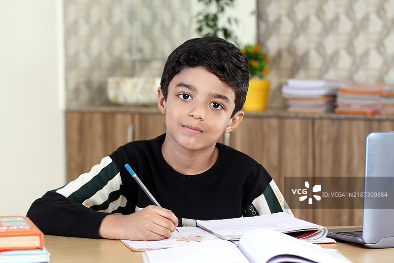 小学生男孩在做作业图片素材
