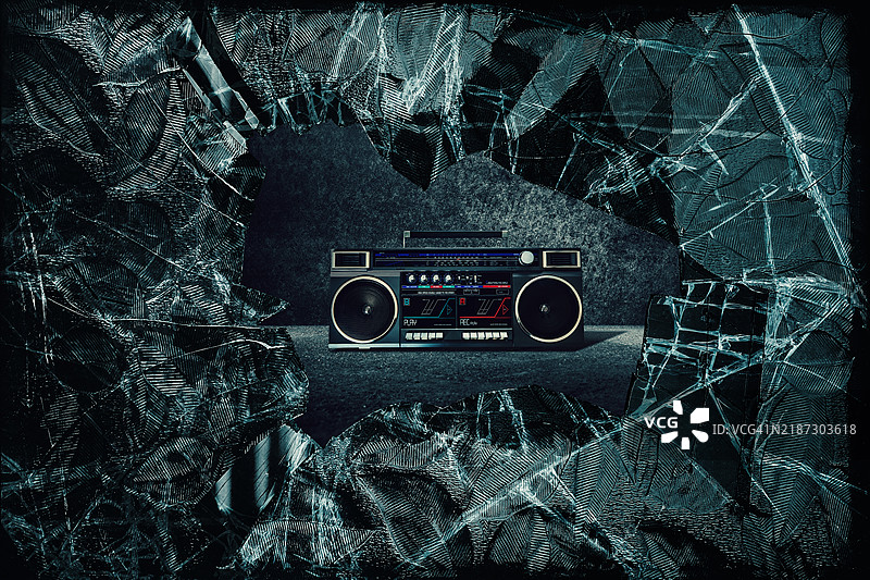 破碎玻璃后面的音响盒图片素材