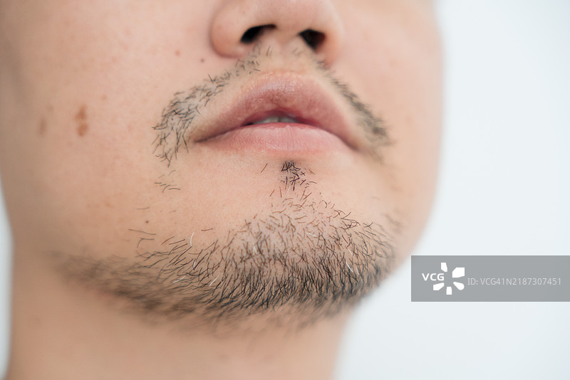 一位有胡子的亚洲男性；面部特写图片素材
