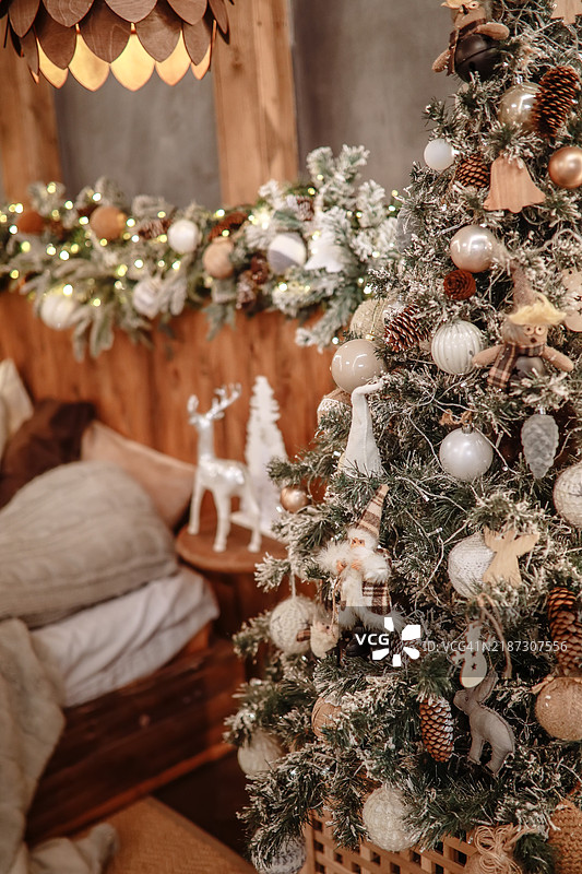 可持续装饰的木质床头板特写，温馨空间中被串灯照亮。图片素材