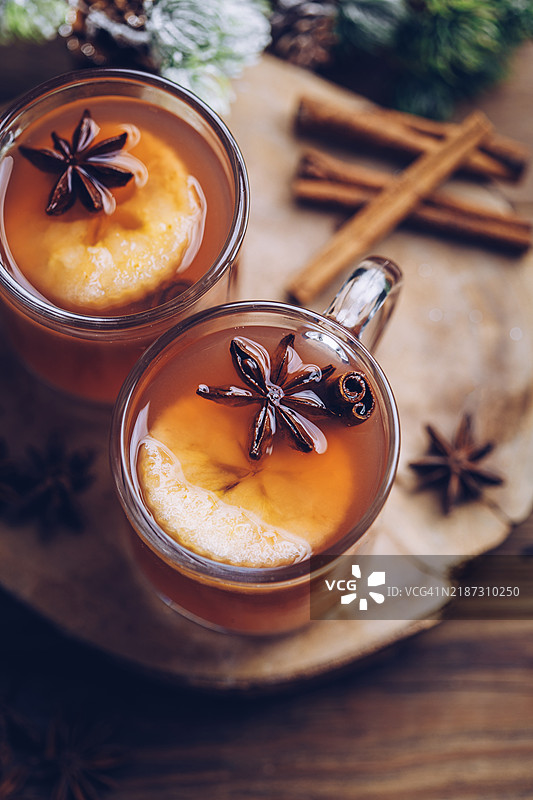 热苹果香料酒饮品，冬季肉桂和八角味图片素材