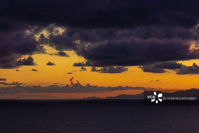 地中海上空的阴郁日落与远处的山脉图片素材