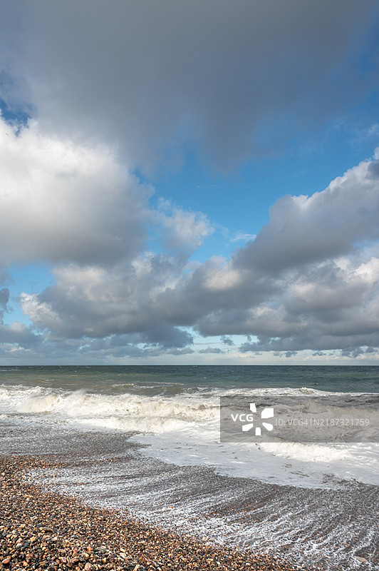 海浪与卵石-莫雷湾。图片素材