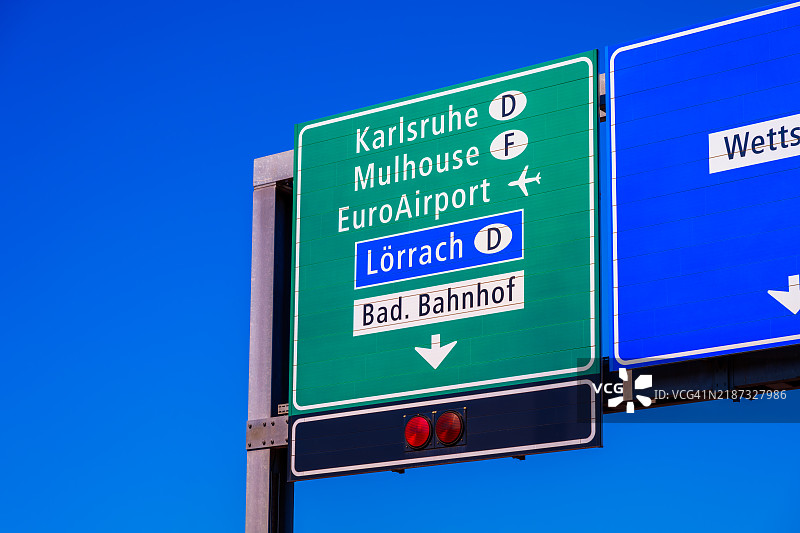 指向瑞士巴塞尔欧洲机场的指示牌图片素材