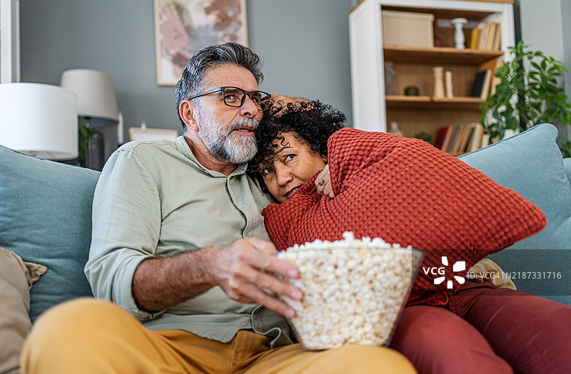 被恐怖电影吓到的成熟情侣图片素材