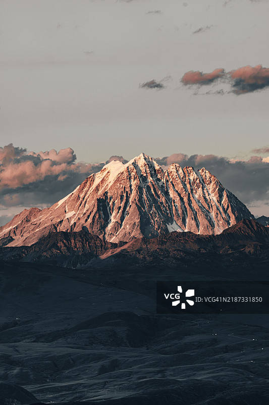 雪山与天空的美丽景色，四川，甘孜，中国图片素材