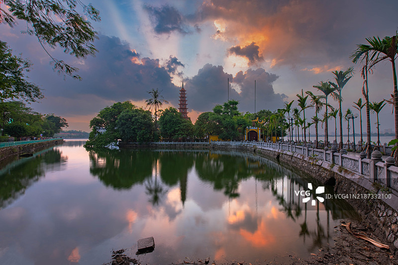 日落时分湖泊与天空的美丽景色图片素材