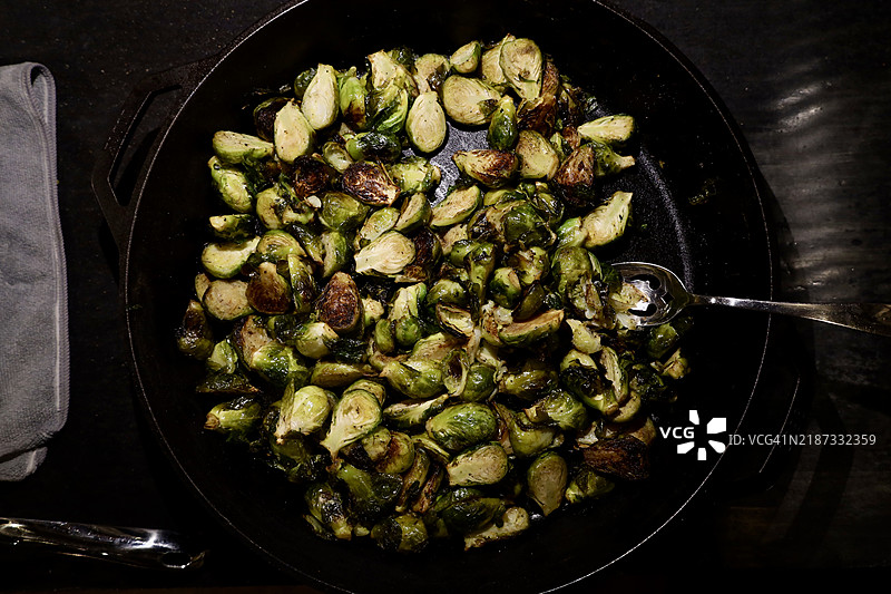 高角度视图的烹饪锅中的食物，爱荷华州，美国图片素材