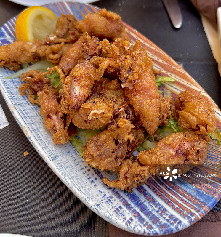 高角度视图的盘子里的肉，位于西班牙阿利坎特的卡尔佩图片素材