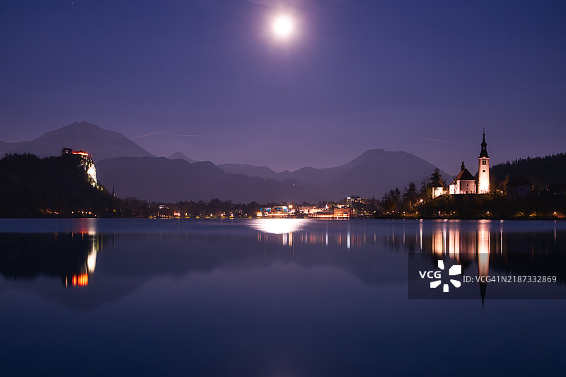 夜晚的布莱德湖宁静倒影图片素材