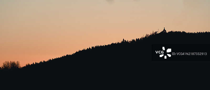 日落时分，树木的剪影映衬在天空中图片素材