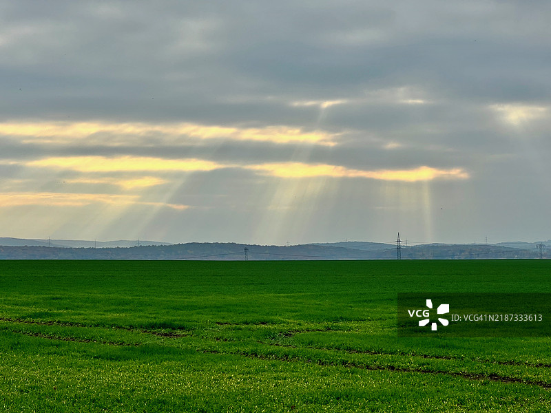 田野与天空的美丽景色图片素材