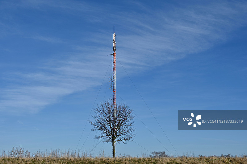 低角度视图的通信塔与天空相对图片素材