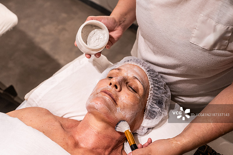 老年女性在美容水疗中心进行护肤护理图片素材