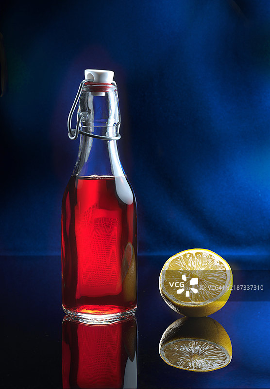 桌子上的饮料特写，配有柠檬片图片素材