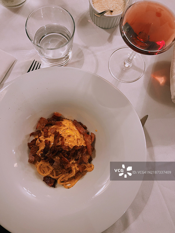 高角度视图的餐桌美食图片素材