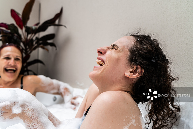 年轻女性在水疗浴缸中享受乐趣图片素材