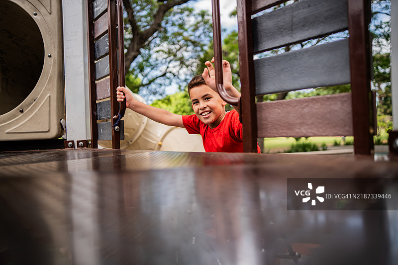 在游乐场玩耍的男孩肖像图片素材