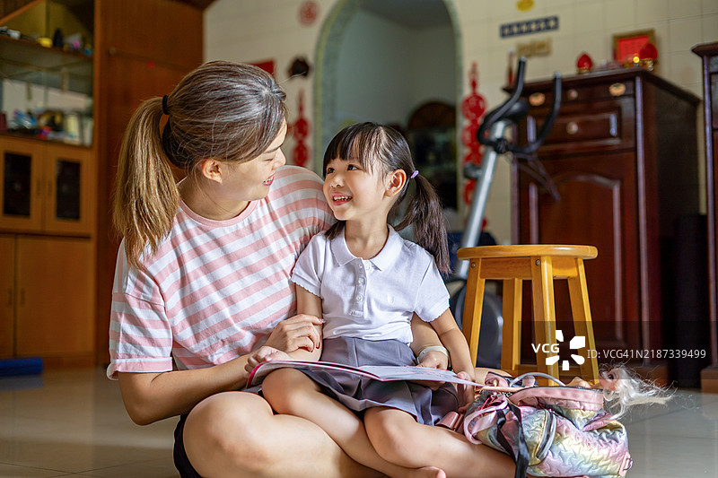 母女在家里一起阅读书籍图片素材