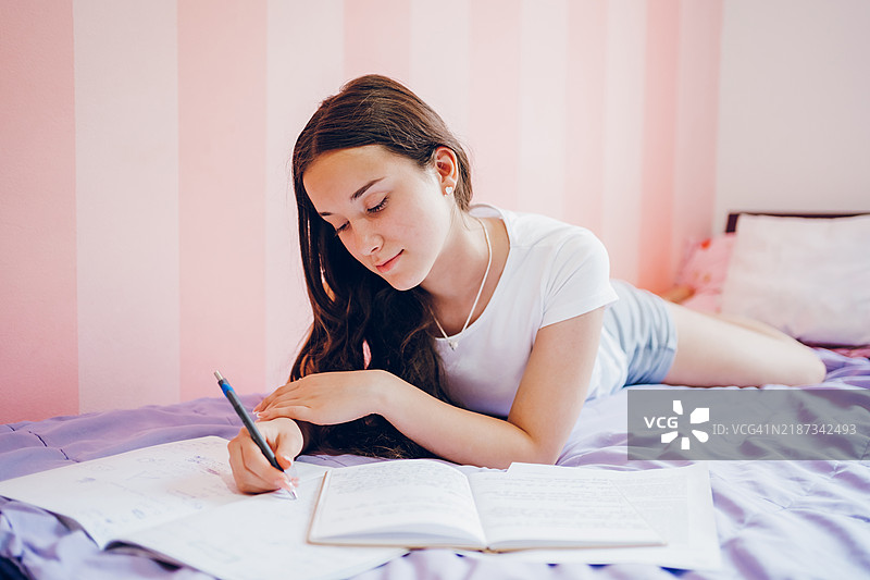 在家学习的少女图片素材