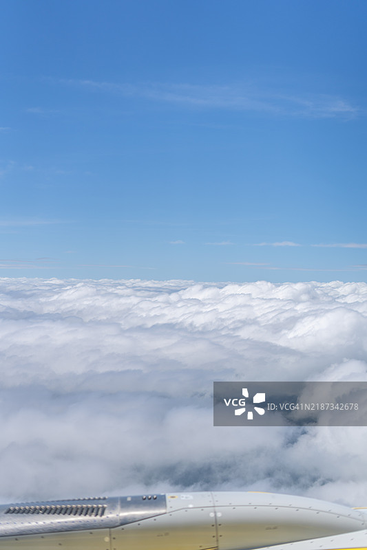 飞机上俯瞰蓝天与白云的景色图片素材
