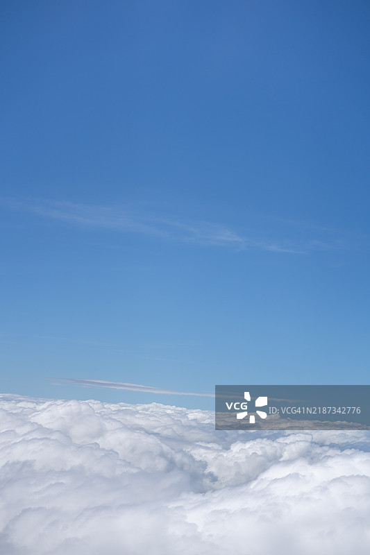 从飞机窗户向外望图片素材