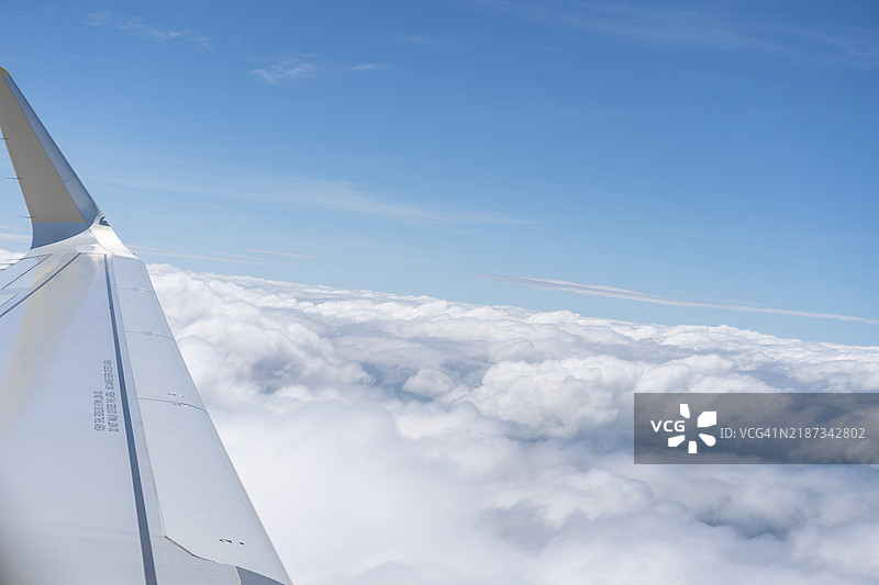 飞机上俯瞰蓝天与海云的航拍镜头图片素材