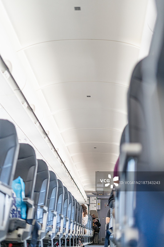 空荡荡的飞机过道，展示座位情况图片素材