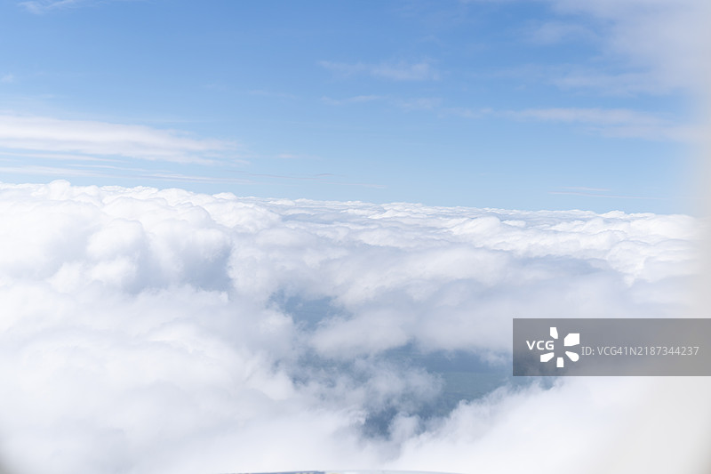 蓝天在云层上方的航拍照片图片素材