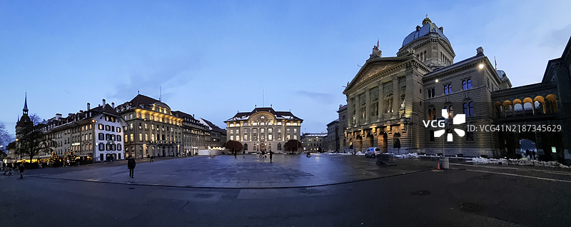 伯尔尼老城的联邦广场全景，瑞士首都，背景是瑞士国家银行和瑞士联邦宫。图片素材