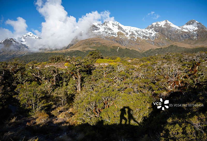 情侣的影子。山中浪漫假期的概念图片素材