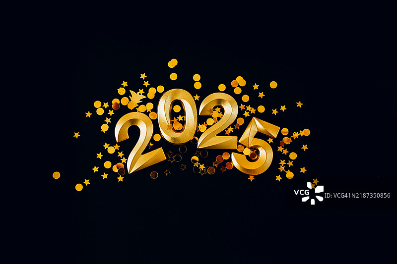 黑色背景上的金色2025新年庆祝活动与五彩纸屑图片素材