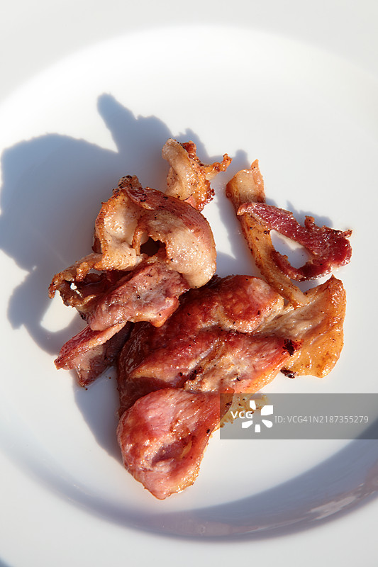 煮熟的早餐培根放在盘子里图片素材
