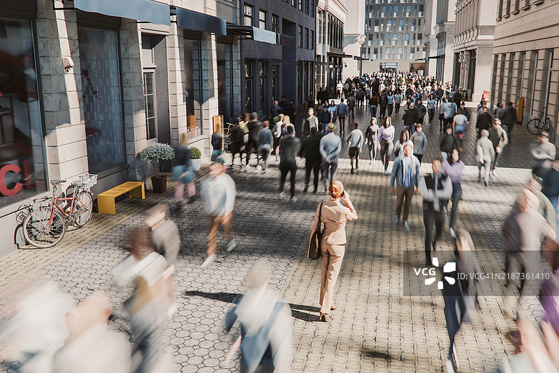 街道上人群中打电话的女人图片素材