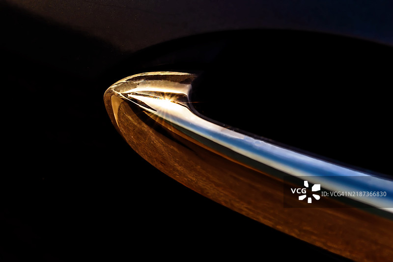 反光汽车门把手特写图片素材