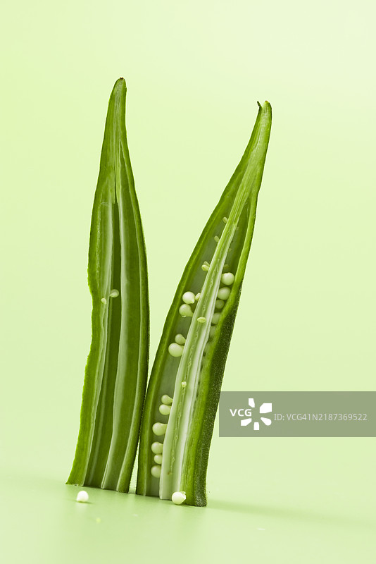 绿色背景上的秋葵图片素材