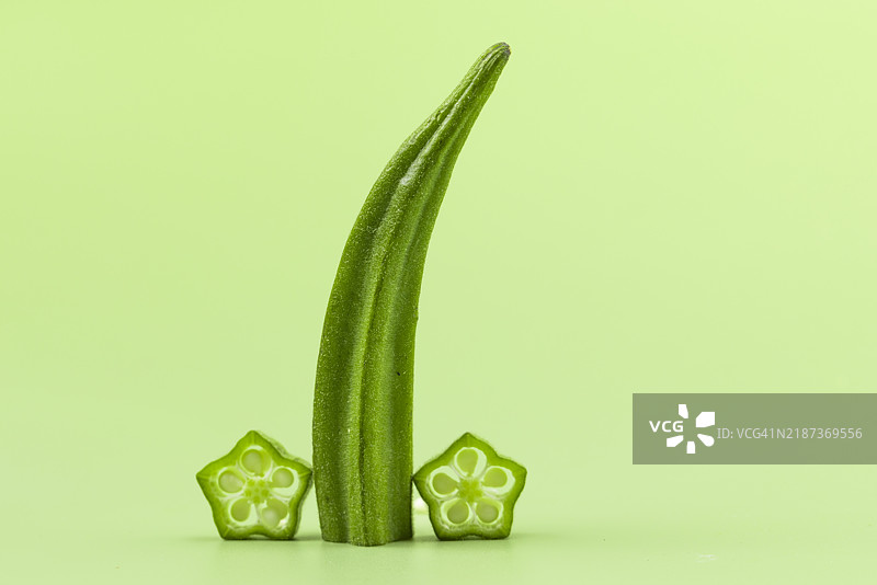 绿色背景上的秋葵图片素材