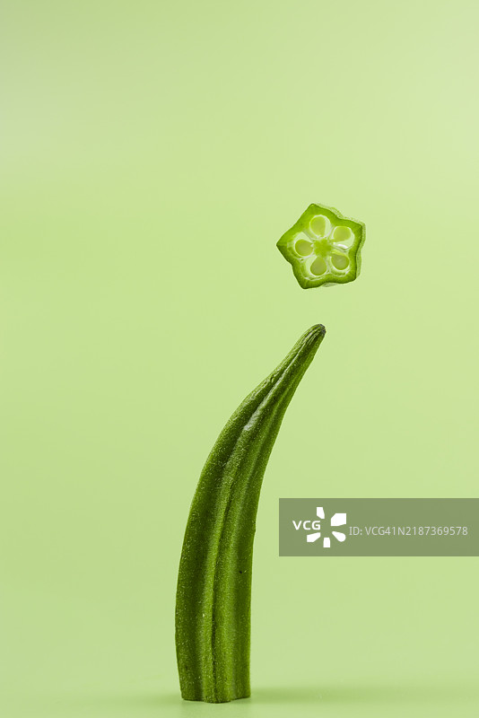 绿色背景上的秋葵图片素材