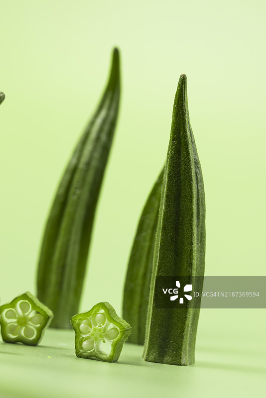 绿背景上的秋葵图片素材