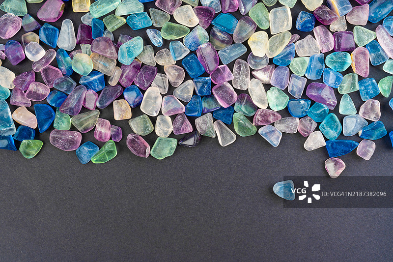 许多种类的彩色矿物和半宝石，背景为黑色。图片素材