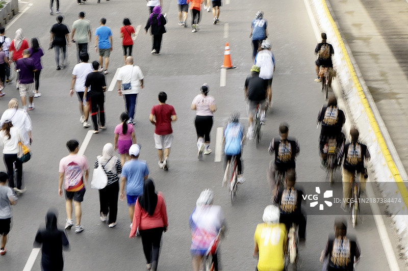雅加达主干道上人们在无车日跑步图片素材