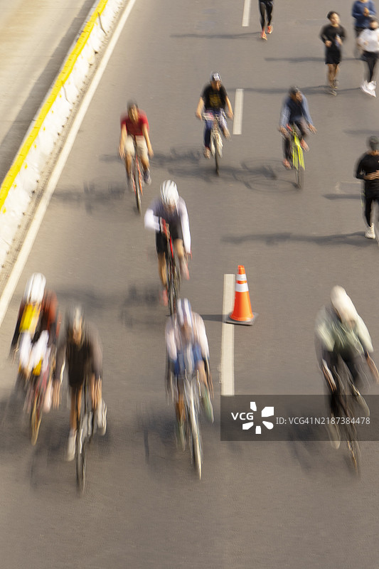 人群在主干道上慢跑图片素材