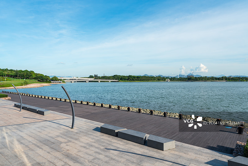 公园湖边的空旷道路图片素材