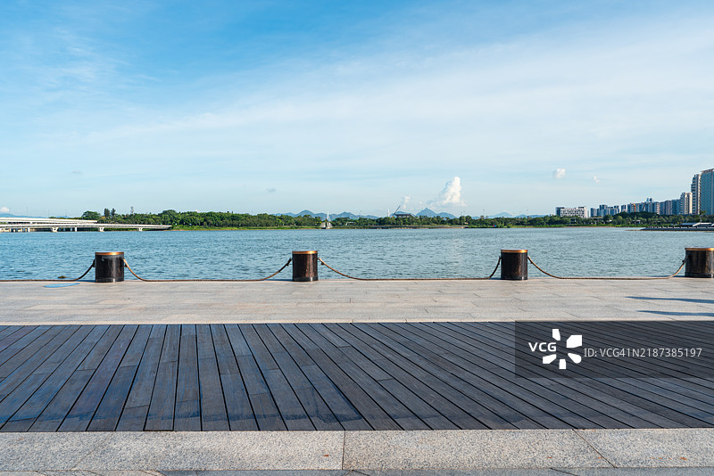 公园湖边的空旷道路图片素材