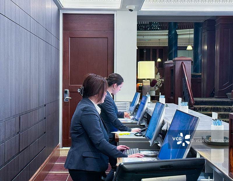 两名女性在墨尔本的兰德维酒店前台工作图片素材